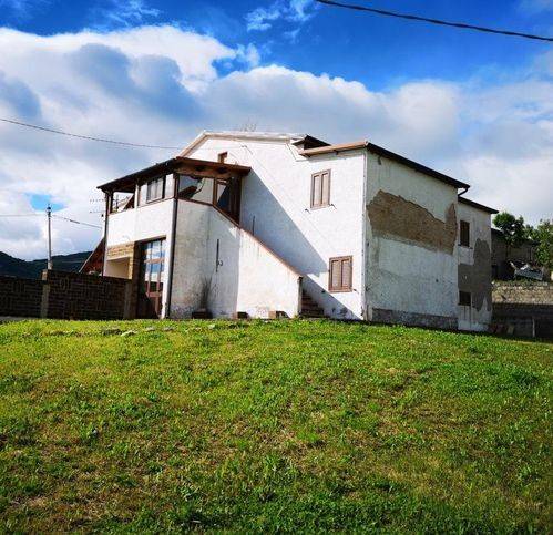 casa indipendente in vendita a Montebello di Bertona