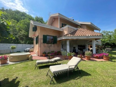 casa indipendente in vendita a Montebello di Bertona