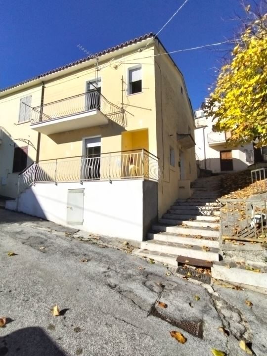 casa indipendente in vendita a Montebello di Bertona
