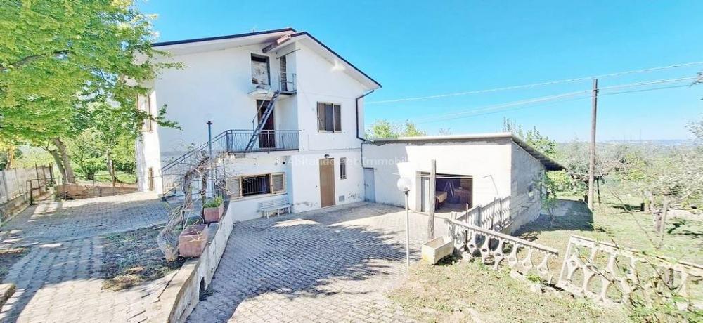 casa indipendente in vendita a Montebello di Bertona