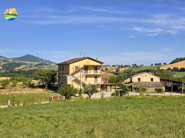 casa indipendente in vendita a Montebello di Bertona in zona Colasante