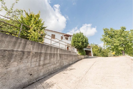 casa indipendente in vendita a Montebello di Bertona in zona Campo Bertona