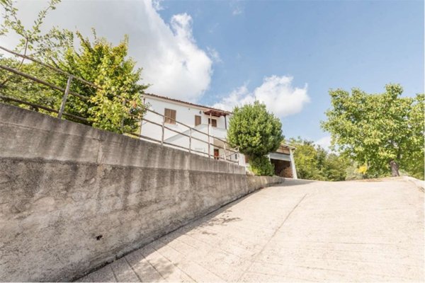 casa indipendente in vendita a Montebello di Bertona