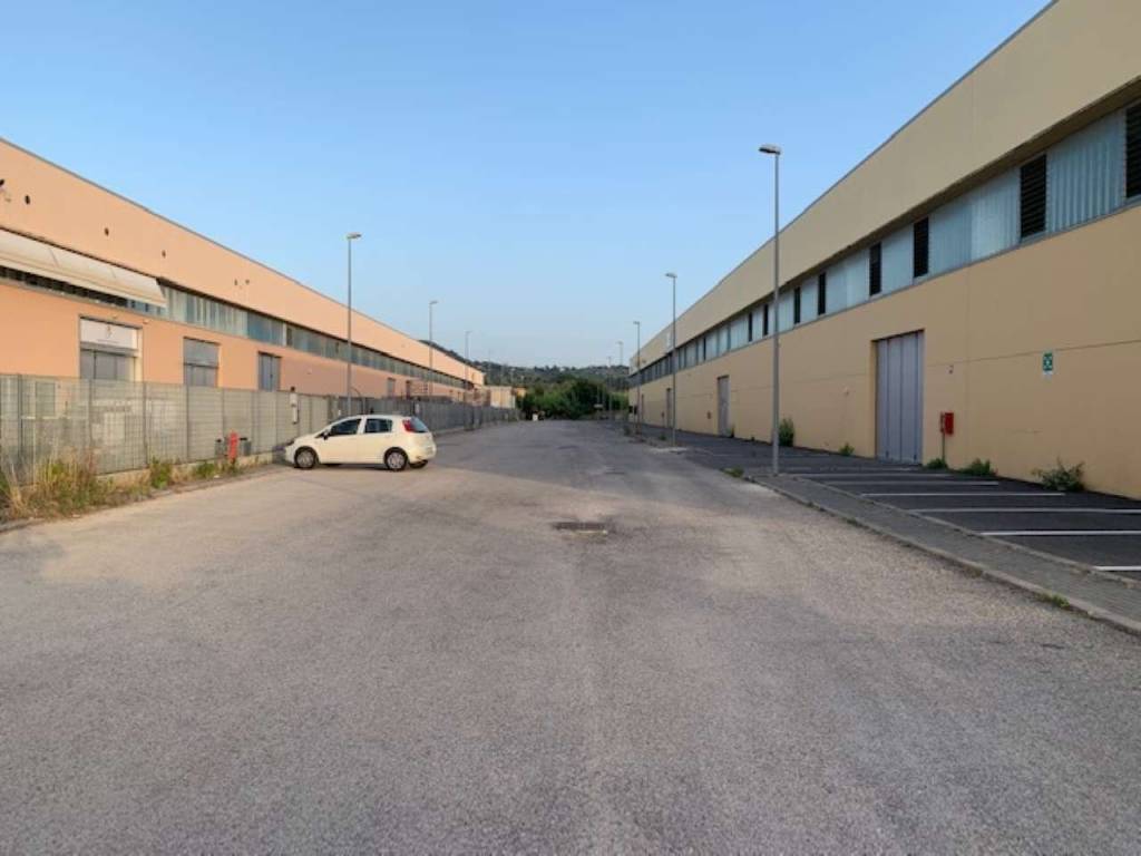 locale commerciale in vendita a Montesilvano in zona Villa Carmine