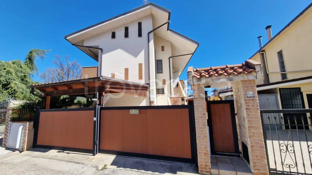 casa indipendente in vendita a Montesilvano in zona Villa Carmine
