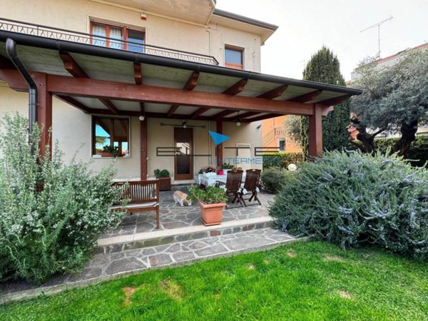 casa indipendente in vendita a Montesilvano in zona Villa Carmine