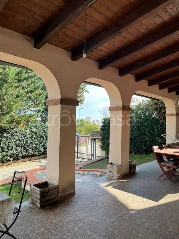 casa indipendente in vendita a Montesilvano in zona Montesilvano Colle