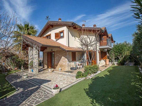 casa indipendente in vendita a Montesilvano in zona Villa Carmine