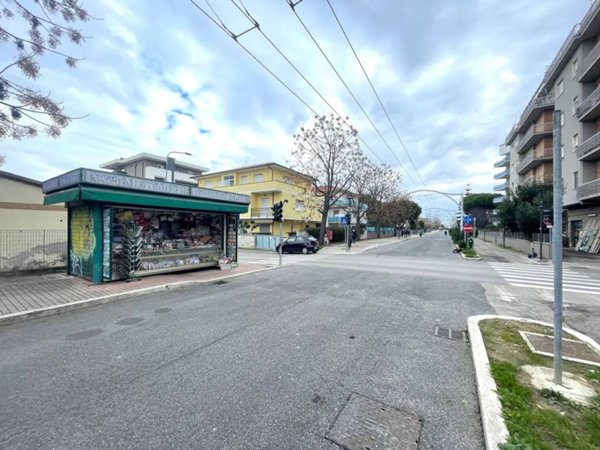 negozio in vendita a Montesilvano in zona Montesilvano Marina