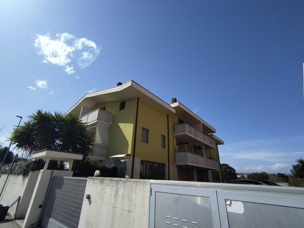 appartamento in vendita a Montesilvano in zona Villa Carmine