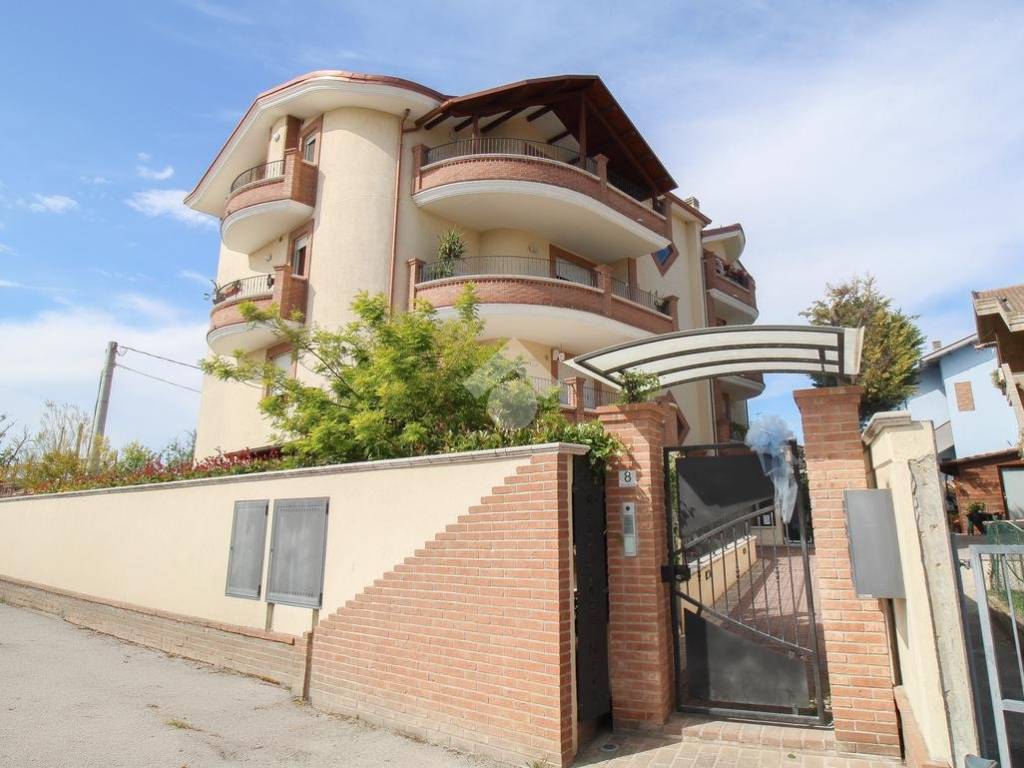appartamento in vendita a Montesilvano in zona Villa Carmine