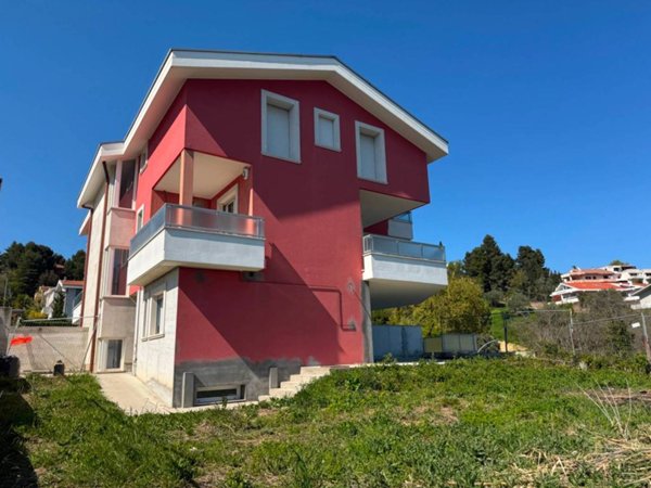 casa indipendente in vendita a Montesilvano in zona Montesilvano Colle