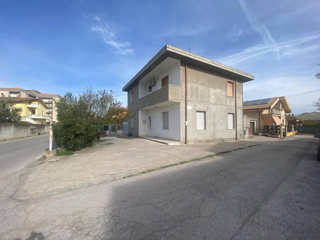 appartamento in vendita a Montesilvano in zona Villa Carmine