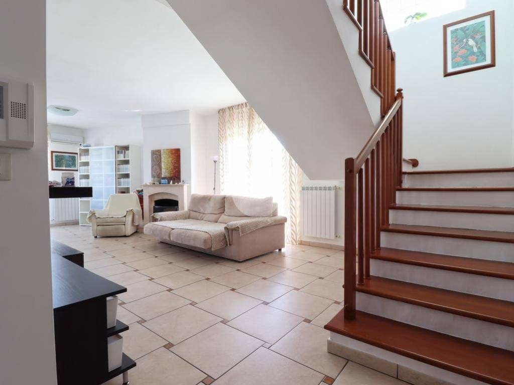 casa indipendente in vendita a Montesilvano in zona Villa Carmine