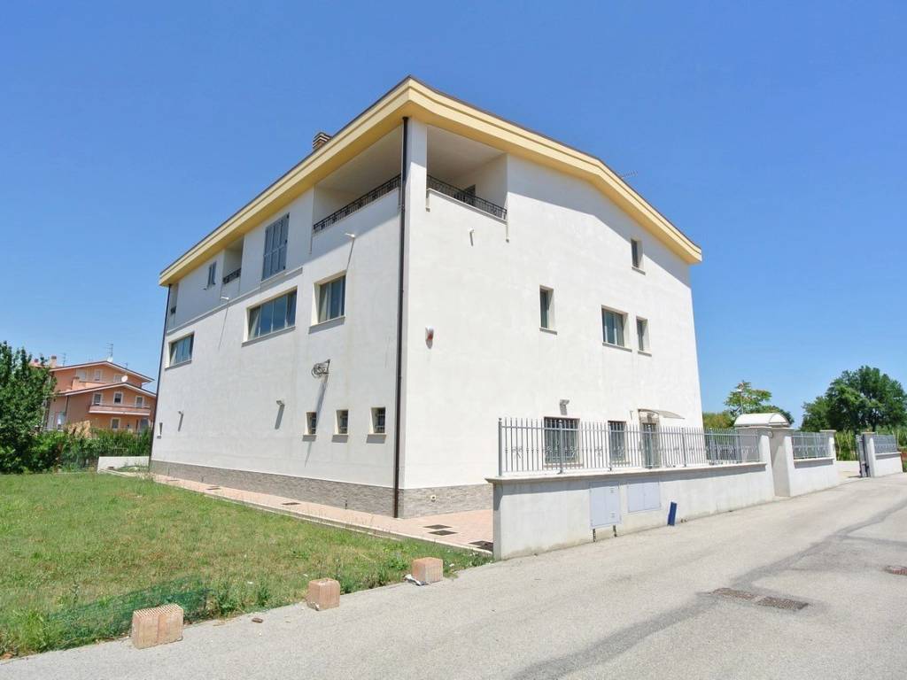 locale commerciale in vendita a Montesilvano in zona Villa Carmine