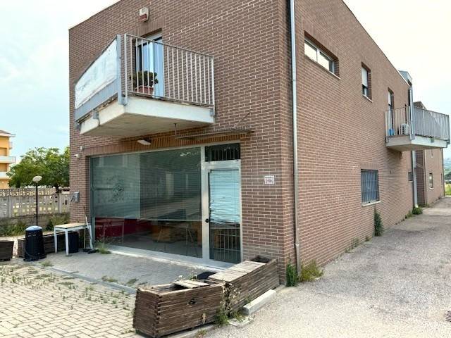 negozio in vendita a Montesilvano in zona Villa Carmine