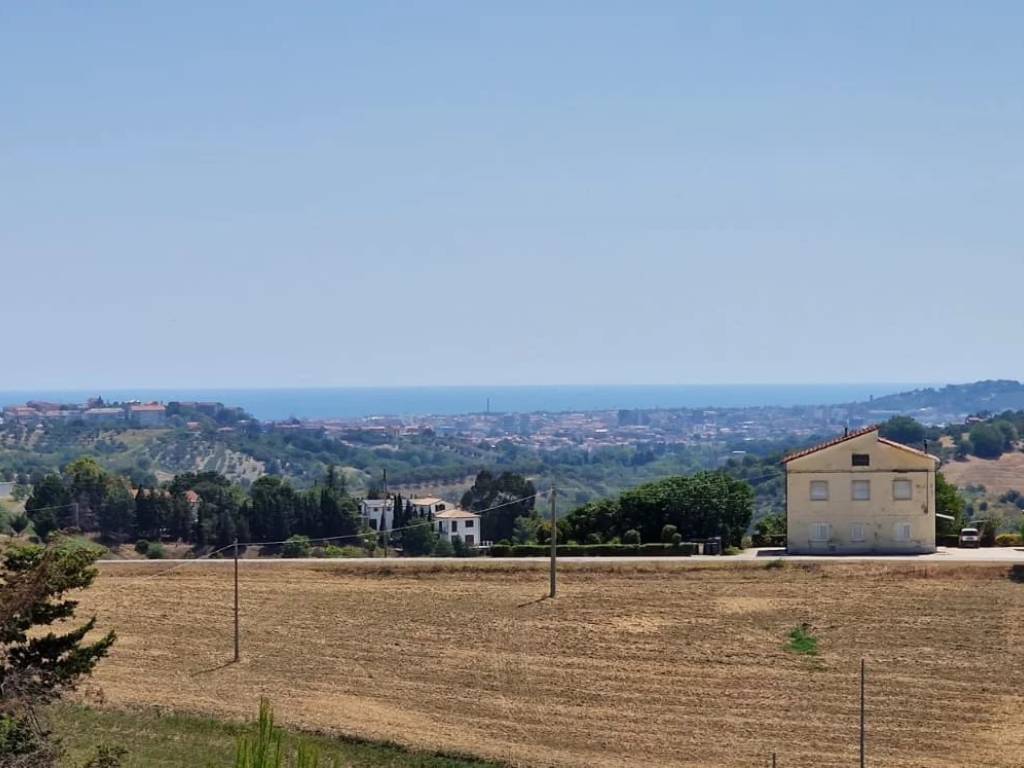 terreno agricolo in vendita a Montesilvano in zona Montesilvano Colle