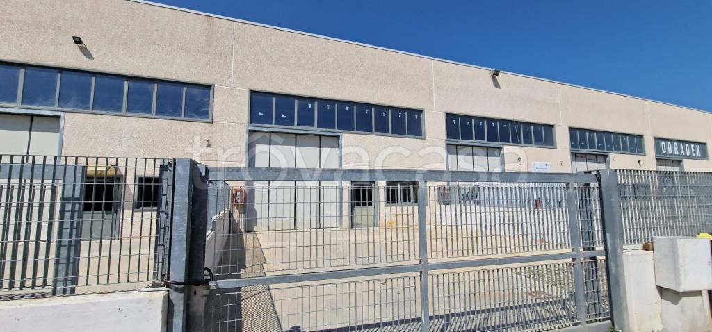 locale commerciale in vendita a Montesilvano in zona Villa Carmine