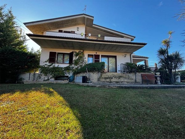 casa indipendente in vendita a Montesilvano in zona Montesilvano Colle