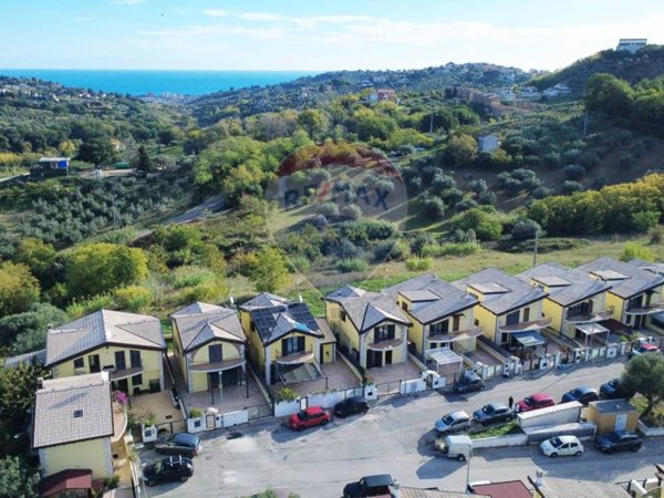 casa indipendente in vendita a Montesilvano in zona Montesilvano Colle