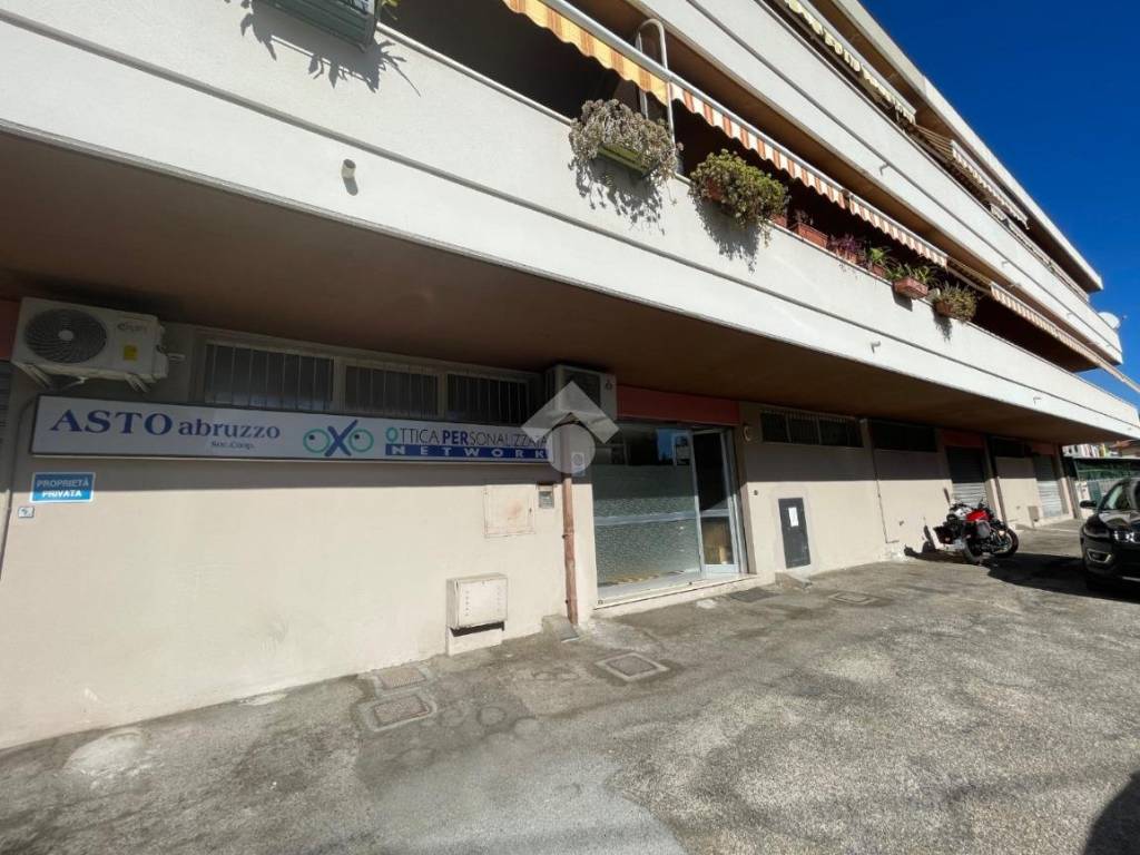 locale commerciale in vendita a Montesilvano