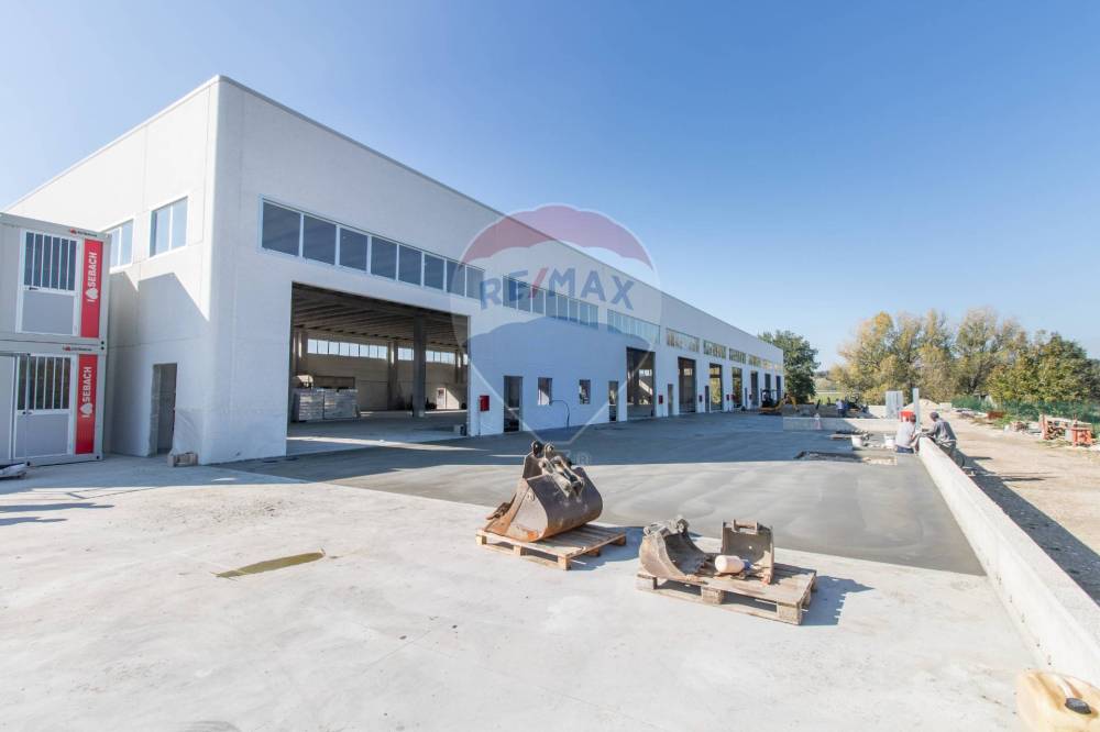 locale commerciale in vendita a Montesilvano in zona Trave