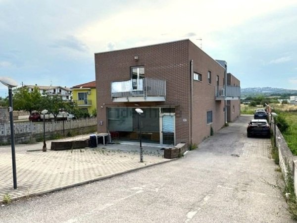 locale commerciale in vendita a Montesilvano