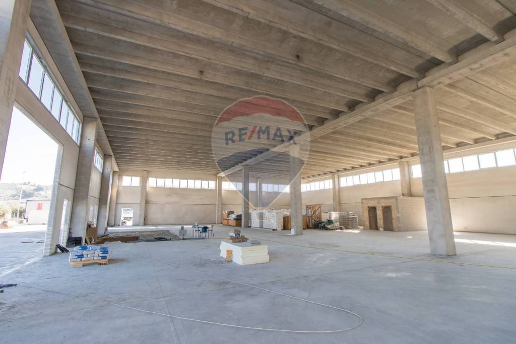 locale commerciale in vendita a Montesilvano in zona Trave