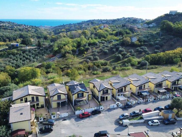 casa indipendente in vendita a Montesilvano in zona Montesilvano Colle