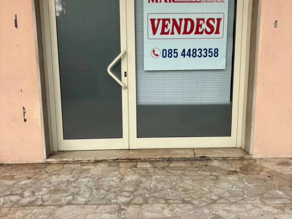 locale commerciale in vendita a Montesilvano