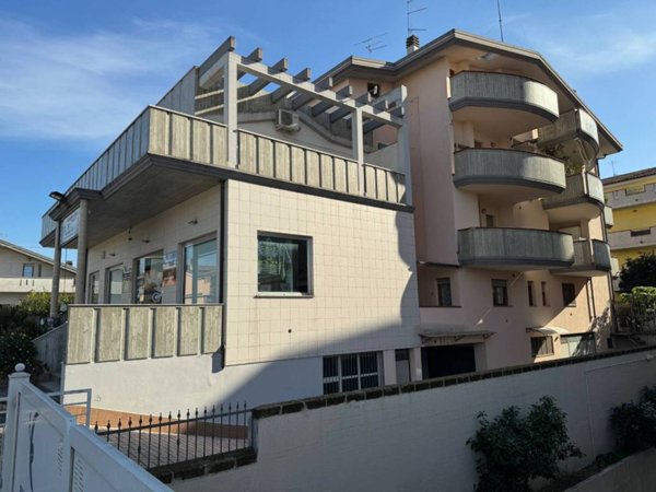 locale commerciale in vendita a Montesilvano in zona Villa Carmine