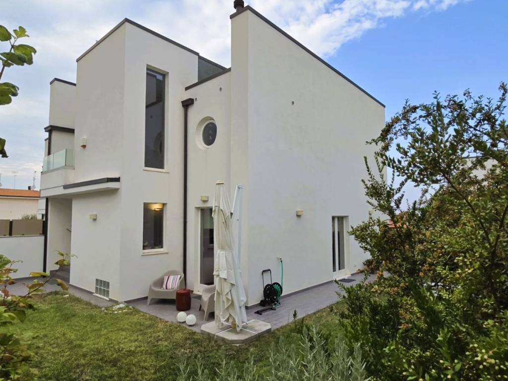 casa indipendente in vendita a Montesilvano in zona Montesilvano Colle