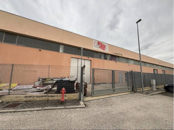 locale commerciale in vendita a Montesilvano in zona Villa Carmine