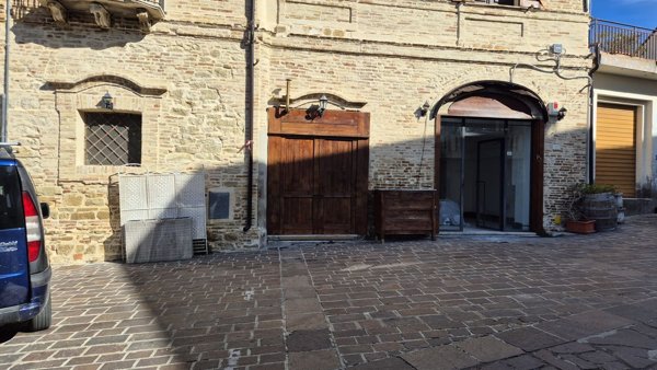 locale commerciale in vendita a Montesilvano in zona Montesilvano Colle