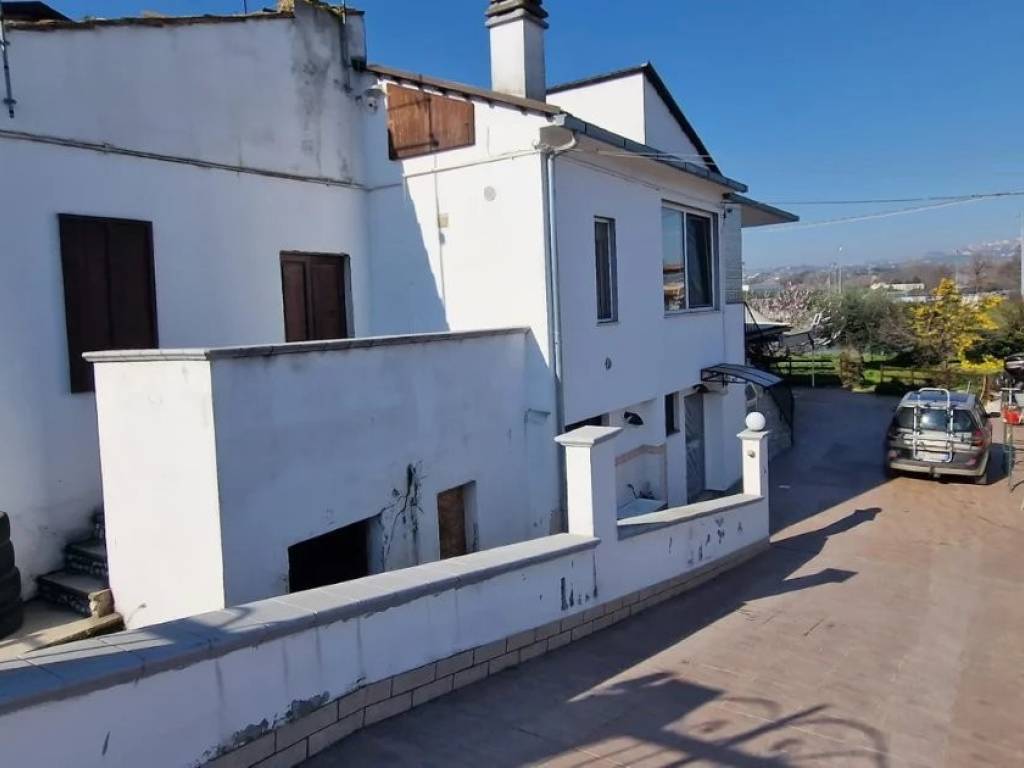 casa indipendente in vendita a Montesilvano in zona Villa Carmine