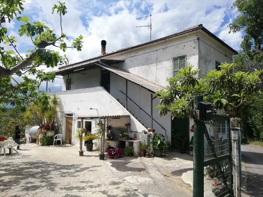 casa indipendente in vendita a Montesilvano in zona Villa Carmine