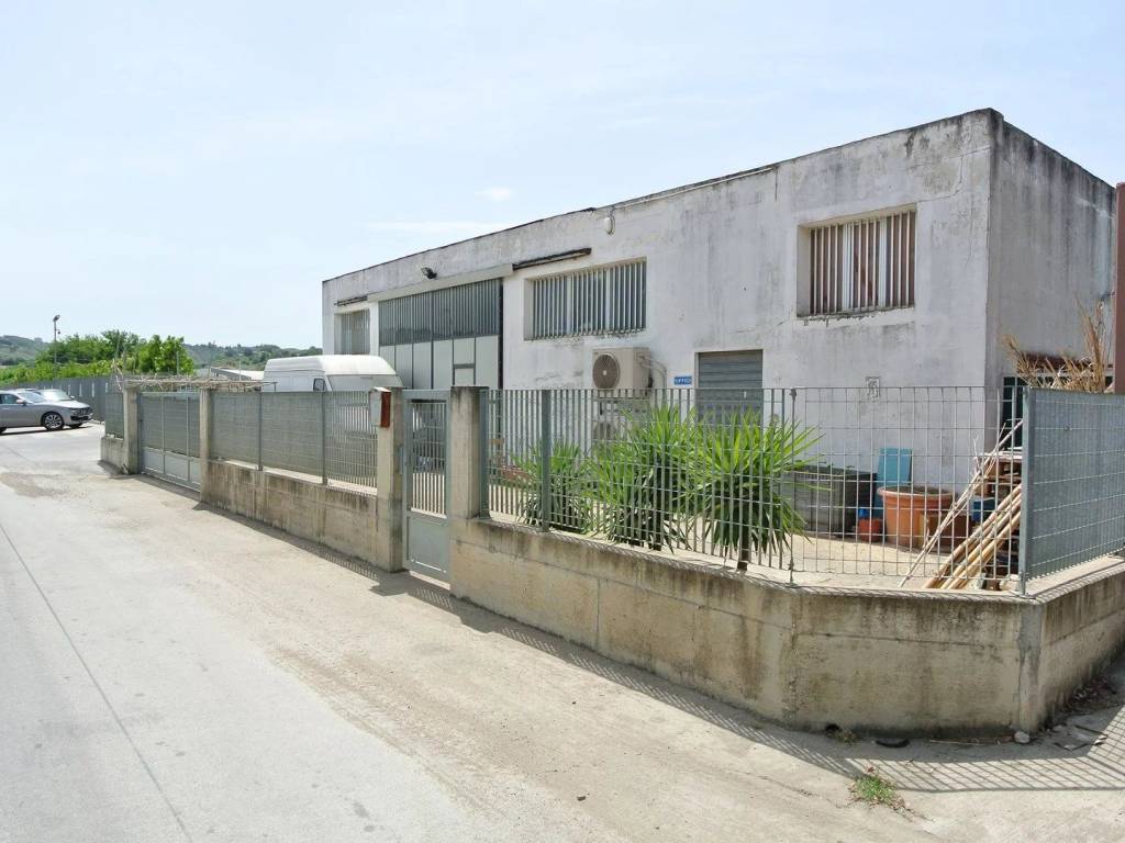 locale commerciale in vendita a Montesilvano in zona Villa Carmine