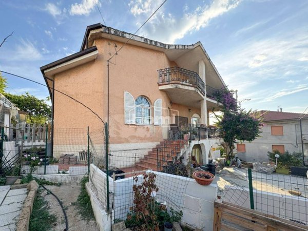 casa indipendente in vendita a Montesilvano in zona Montesilvano Colle