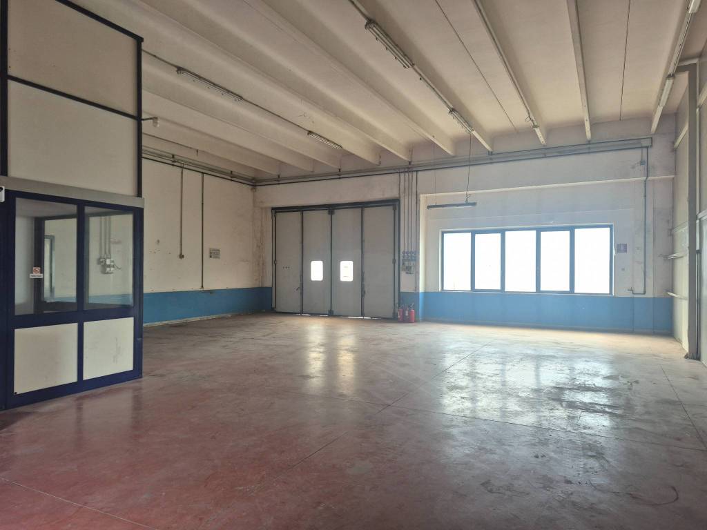 locale commerciale in vendita a Montesilvano in zona Villa Carmine