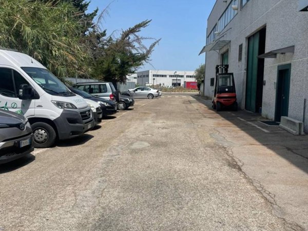 locale commerciale in vendita a Montesilvano in zona Villa Carmine