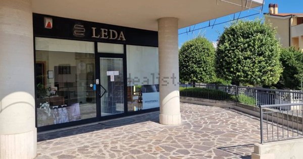 locale commerciale in vendita a Montesilvano in zona Villa Carmine