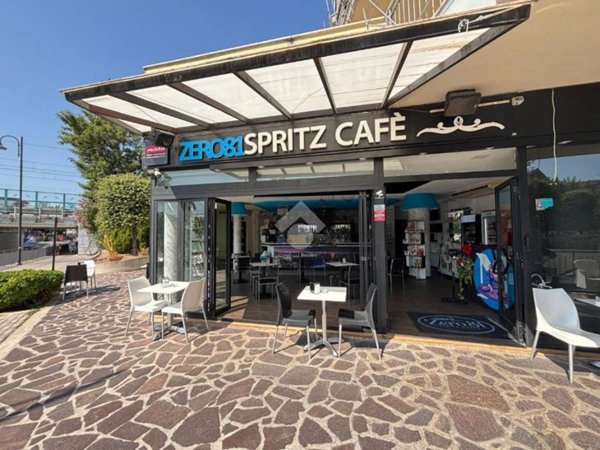 negozio in vendita a Montesilvano in zona Montesilvano Marina