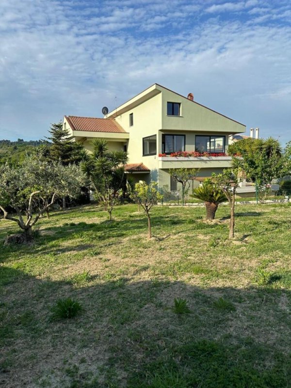 casa indipendente in vendita a Montesilvano in zona Villa Carmine