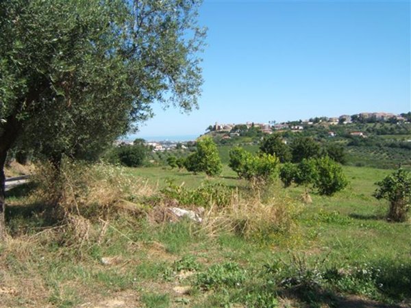 terreno in vendita a Montesilvano in zona Villa Carmine