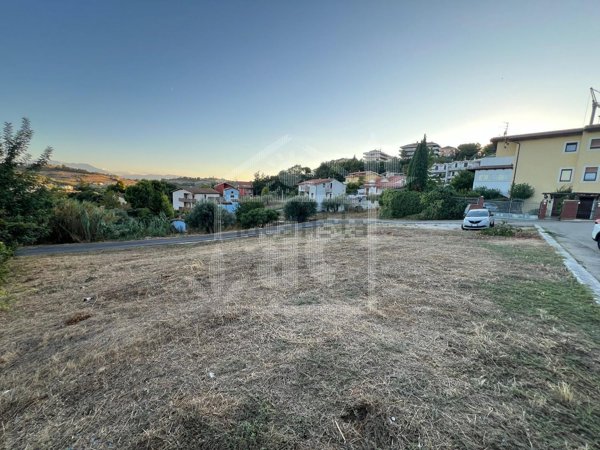 terreno in vendita a Montesilvano in zona Montesilvano Colle