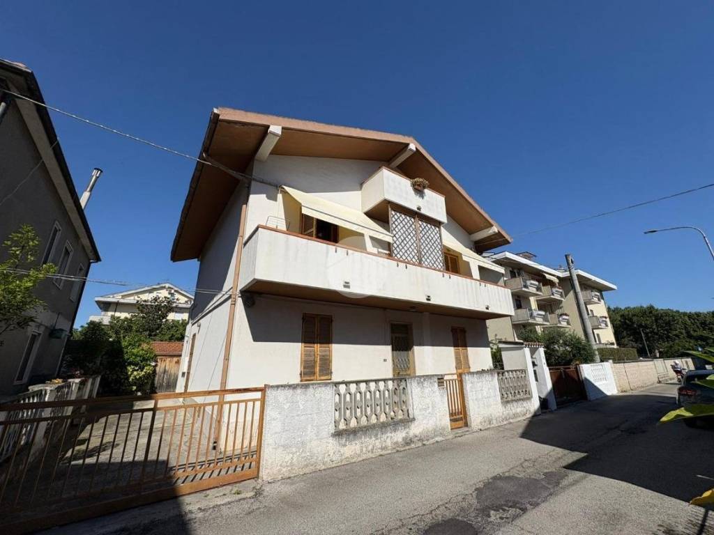 appartamento in vendita a Montesilvano in zona Villa Carmine