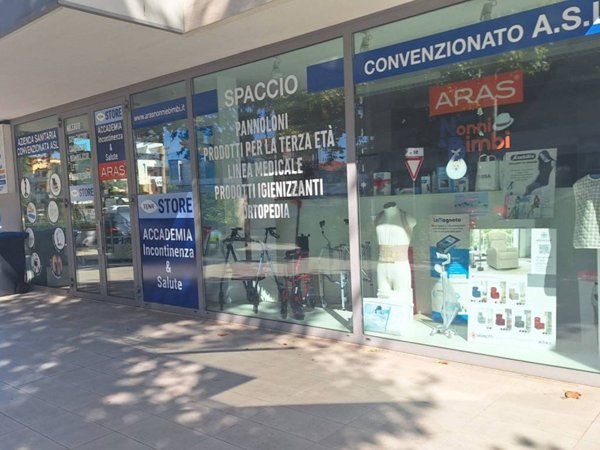 locale commerciale in vendita a Montesilvano in zona Villa Carmine
