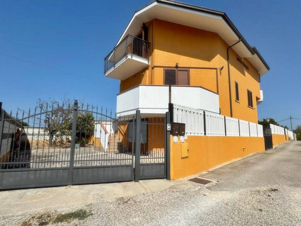 casa indipendente in vendita a Montesilvano in zona Montesilvano Colle
