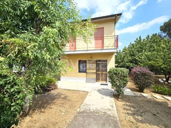 casa indipendente in vendita a Nocciano
