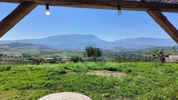 casa indipendente in vendita a Nocciano